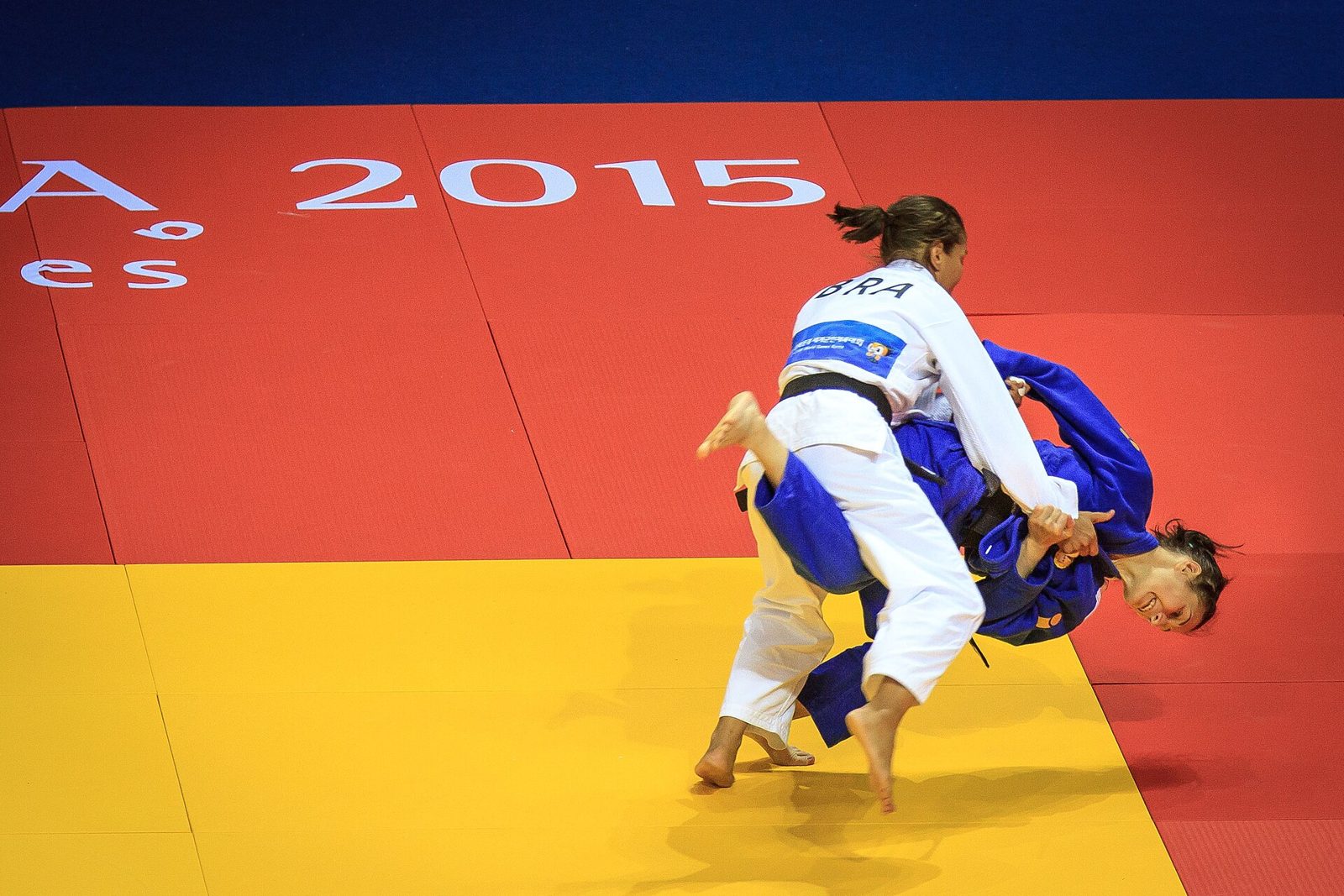 Combat de judo en compétition, kimono blanc contre kimono bleu