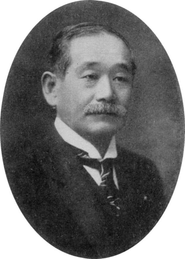 Portrait photographique de Jigorō Kanō, fondateur du judo, en costume