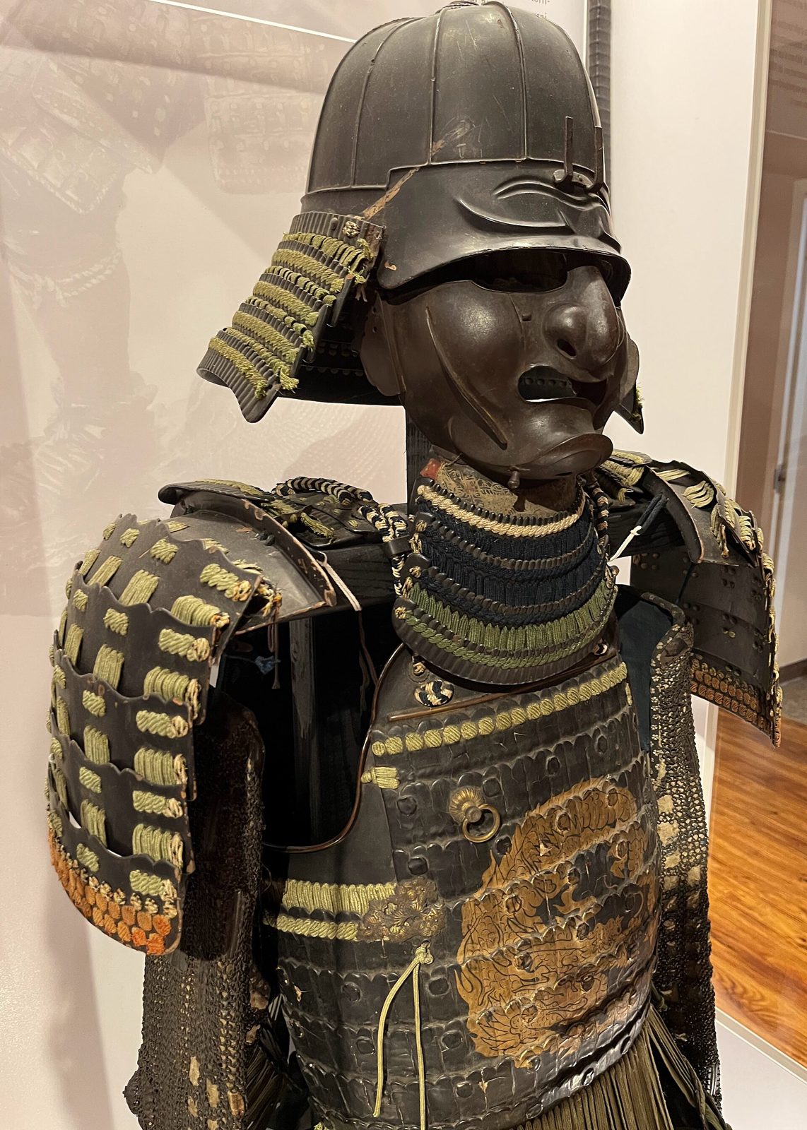 Armure de samouraï complète avec casque et masque, exposée dans un musée